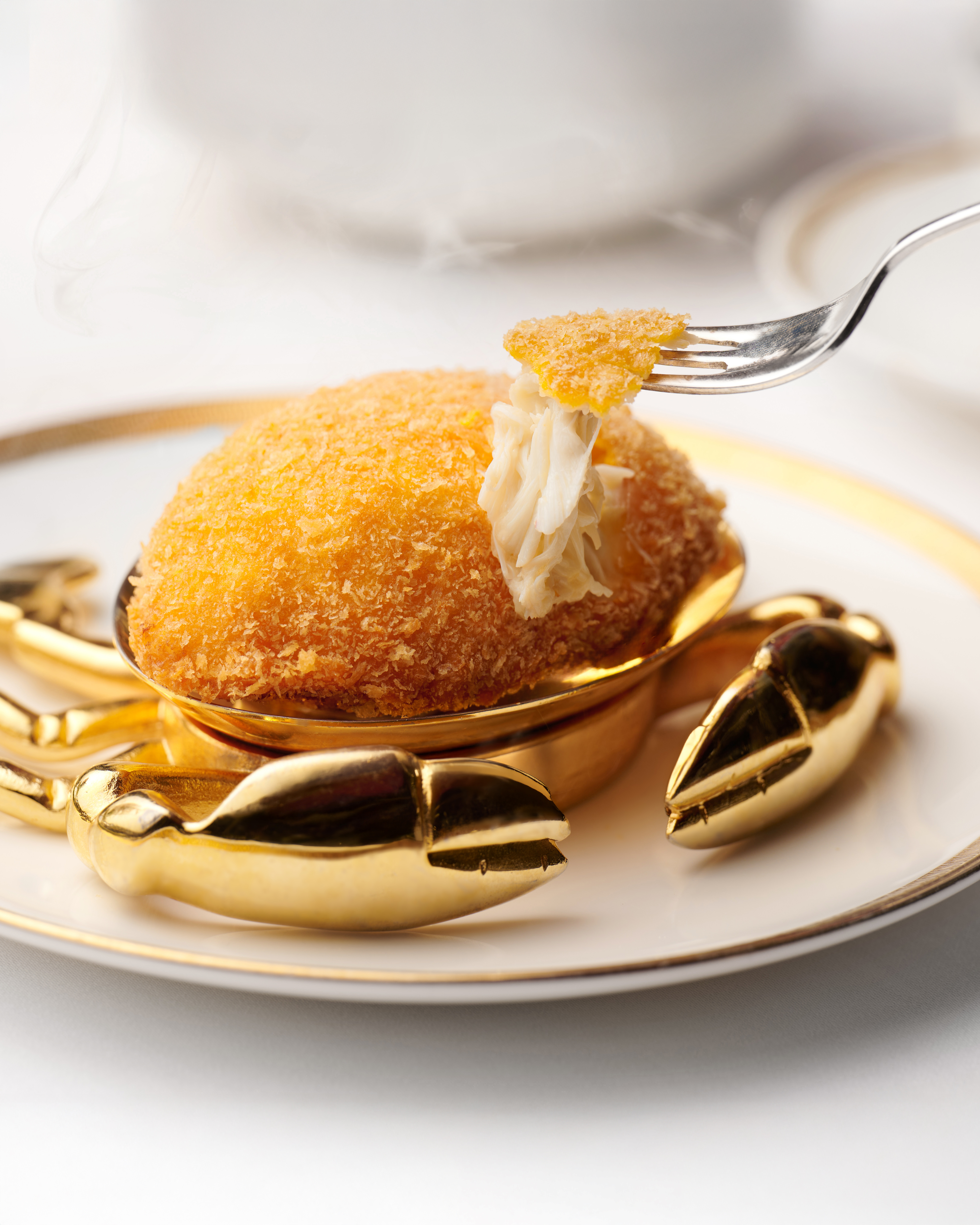 Enjoy the Cantonese delicacies crafted with  the freshest seasonal ingredients at the three Michellin Starred  T'ang Court.