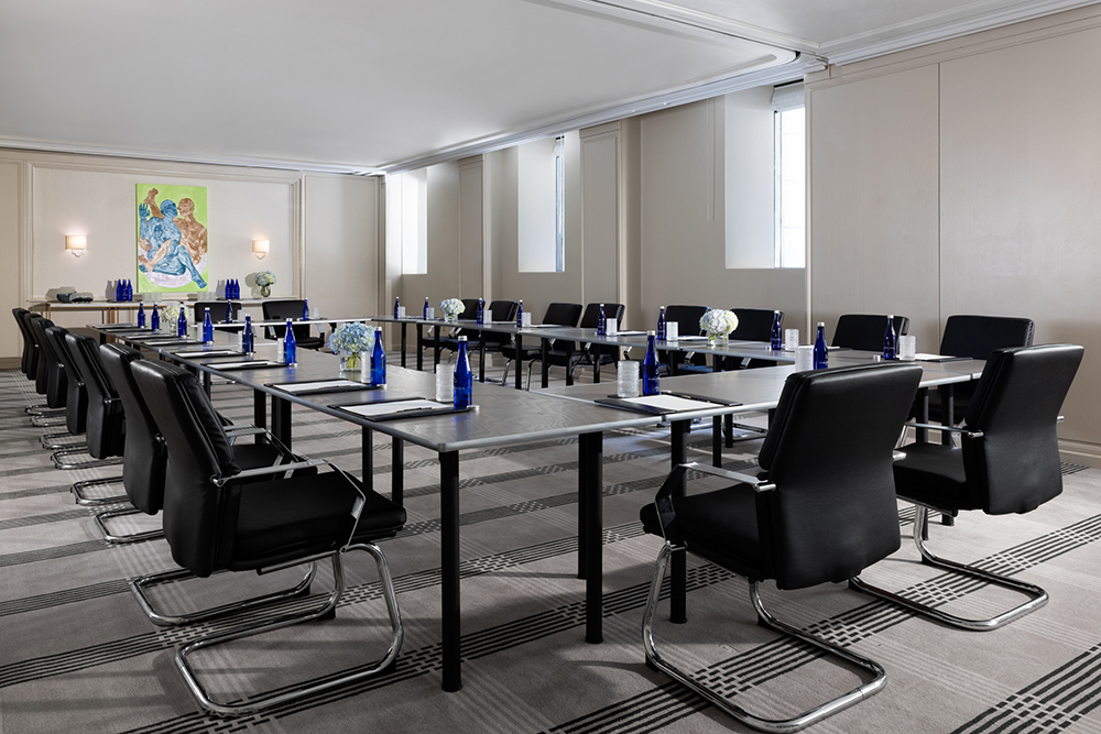 Madison - contemporary and flexible meeting venue with natural light, ivory moldings and an air wall to divide the room into two seperate spaces.