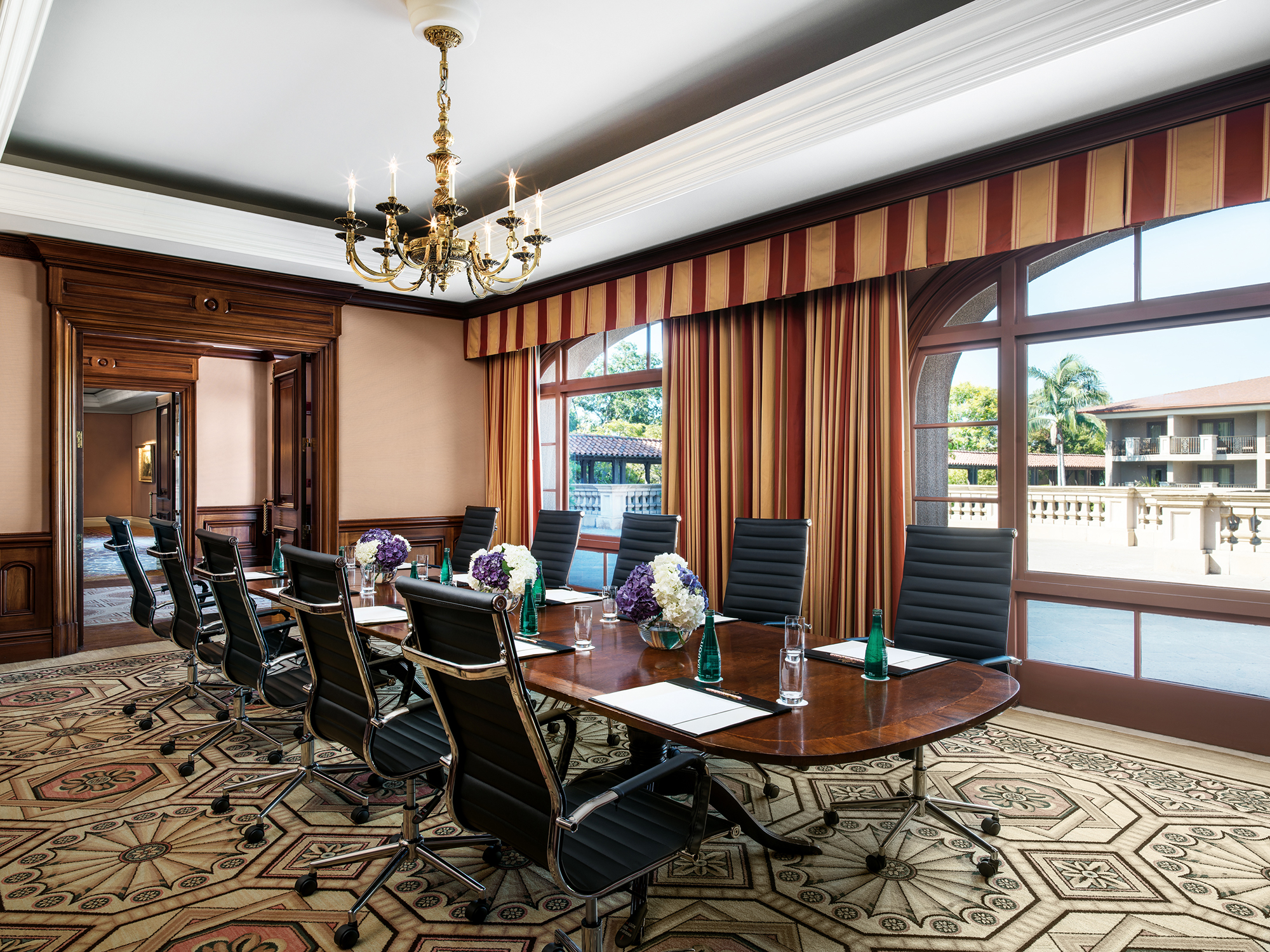The Boardroom offers a sophisticated meeting space for small groups, with ample natural light and a foyer for meal, snack or bar set-ups.